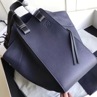 Loewe羅意威 hammock bag 荔枝紋 採用進口的柔軟小牛皮；內置小零錢包 ；進口紡織內襯；兩側折疊拉鍊，外部拉鍊口袋，和大熱的Puzzle一樣，這款hanmock同樣有6種背法（如手挽、肩背、以及斜背等）都是