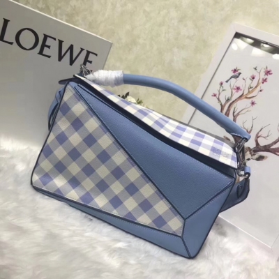 羅意威Loewe puzzle 格子系列出貨啦採用柔軟粒面小牛皮精緻而成，手工油邊，人字紋圖案棉質帆布襯裡，內有兩個插袋隔層，外部背面的一個拉鍊口袋更是使用方便，Anagram圖案壓花。可拆卸的可調包帶確保最舒適的長度。