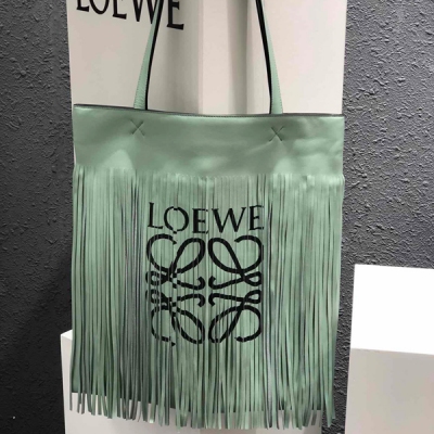 Loewe羅意威 Paula 流蘇購物袋（新色冰川綠）伊能靜，袁姍姍，戚薇眾多女星同款，將品牌圖案化為具有現代感的設計項目。飾有流蘇的皮革若隱若現的Lo*ewe標誌，摩登中呼應著品牌精神的核心，流蘇是無法抗拒的元素 進口