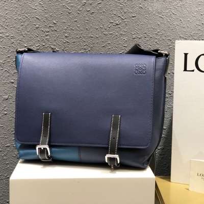 羅意威Loewe Military Messenger 信使包 個性的拼色 精心製作的顆粒小牛皮 搭配扣子開關 皮質超級柔軟 空間大可放A4紙 檔等 極簡而雅致的男性輪廓 完美詮釋了經典信使風格 Size:30.5x15