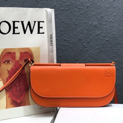 Loewe羅意威最新Gate Pochette用柔軟小牛皮製作而成，裡外全皮，並裝飾了線條的標誌性鎖扣金屬別針和飄逸的皮條。新一代街拍神器—-小包控福利  尺寸：21x10.5x2.7 cm  關鍵字：裝plus   功