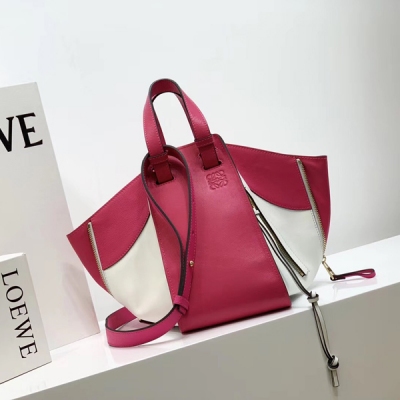 LOEWE羅意威 Hammock bag 新拼色吊床包到貨 以優雅和流線的外觀著稱 不僅時髦還非常實用 有肩背、斜背以及手挽等至少6種不同背法 中性的設計風格 男女都可背 定制級小牛皮 （專櫃最新做法中小號都是沒有內袋的