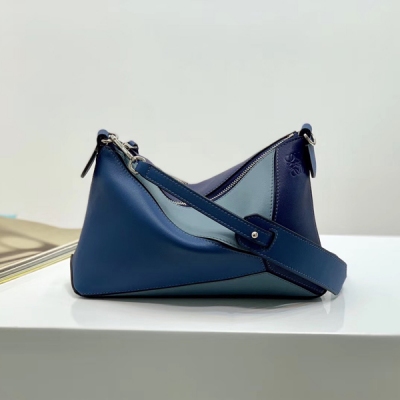 LOEWE羅意威 Puzzle Pochette Bag 到貨啦 mini 幾何拼色 經典百搭拼色 質感超軟 紡織內襯 滿是心動 這個季節一定要有 size：24*16.5*6cm