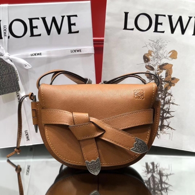 LOEWE羅意威 焦糖?色 “Gate”出 姿態 包王?， 我只服你? 一度風（瘋）靡整個時尚?界，各大明星?，網紅?人手一個的Gate bag馬鞍?包，在J.W.的手裡又要鍛造不?朽神?話了 新?品Gate是讓人迷戀的