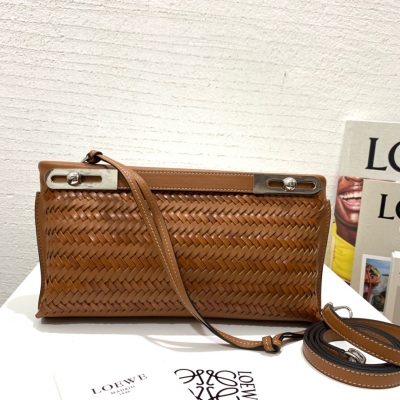 LOEWE羅意威 Missy Woven small bag經典款出貨，選用編織牛皮和經典小牛皮全手工製成，其T型輪廓，可手拎、可斜挎，還可拆卸肩帶，時尚、優雅。款號88888，尺寸底長27.5（袋口30）*15*5