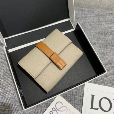 LOEWE羅意威 Small vertical wallet系列短錢夾出貨，選用質感柔軟珠地小牛皮搭撞色小牛皮，內有拉鍊口袋、卡位及插袋，喼紐開關，精緻、實用。款號3610，尺寸12*8.5cm