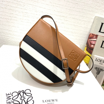 LOEWE羅意威 Heel MINI bag 系列斜挎包出貨，選用多色小牛皮拼接製成，時尚、精緻，可收納超小件隨身物品及幾張卡片、可當腰包（plus 可放）款號3718，尺寸18*15.5*4.5（盒子 禮品袋）