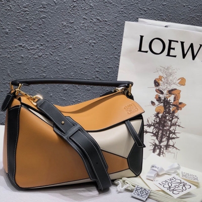 Loewe羅意威 新圖首發 Loewe Puzzle 小號～2020版專櫃 同步最新做法 尺寸24?14-11CM,大容量，日常，手機 ，充電寶，錢夾，粉餅，唇膏，雨傘，手杯等統統輕鬆收納分！專櫃最新色喲～顆粒紋搭配平紋