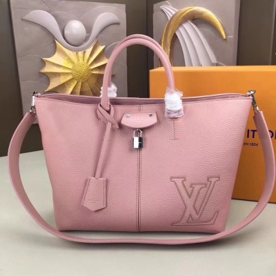 LV PERNELLE 手袋 M54779粉色 手提 肩背兩用 設計線條柔軟圓潤 包內空間寬廣充盈的優雅女士手提包 全新Pernelle由厚實的Taurillon小牛皮裁制而成 奢華的細節設計凸顯精細的工藝水準 充滿特色