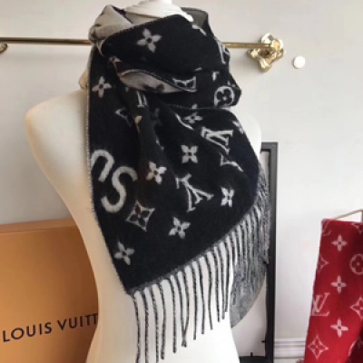 Louis vuitton X Supreme 帶上他走路都帶閃電 美炸 潮炸 送人自帶無敵 難得一見的超牛掰貨 管道貨不多說 這圍巾基本限量 和LV專櫃同步 問題是現在專櫃就是有錢你不一定能買上 剛一上市就售罄一空