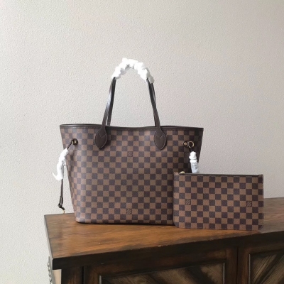 複刻版 LV NEVERFULL 中號手袋 N41358咖啡格 路易威登全新演繹 Neverfull 經典手袋，探索袋內精緻細節。重新設計的內袋採用了清新的織物內襯和靈感源自路易威登檔案館的復古細節，最值得稱道的莫過於可