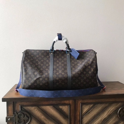 LV複刻版 路易威登M43586 LOUIS VUITTON這款經典的Keepall 55手袋採用Damier Graphite帆布製成，大小為手提行李尺寸。 特有渾圓的皮革手柄和可調整、可脫卸的肩帶，肩帶上的墊肩使攜帶