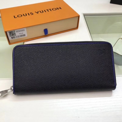 LV新品！【頂級原單】Louis Vuitton M30569拉鍊包 路易威登的Zippy豎款錢夾，緊致尺寸，環繞拉鍊開合，功能多樣而實用。標誌性Taiga皮革材質，醒目的對比色飾邊設計，優雅而摩登。尺寸:20.0x10