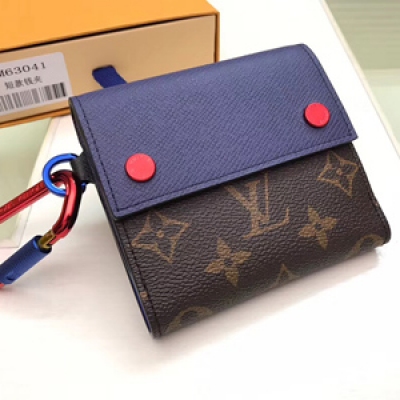 路易威登新品！【LV頂級原單】Louis Vuitton M63041短款錢夾 亮相2018春夏時裝秀的新品，出自男裝藝術總監Kim Jones之手、極富工藝質感的運動風格設計，此款極為實用的短款錢夾以標誌性Monogr