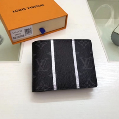 【LV頂級原單】Louis Vuitton M64439短夾 路易威登此款與日本設計師藤原浩合作設計的Multiple錢夾融匯品牌傳統元素 Monogram花紋 與充滿現代感的精緻細節 兩道反射性條紋與一道黑色條紋 兼具