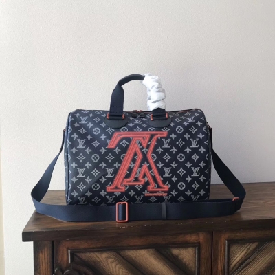 Louis Vuitton複刻版 LV SPEEDY BANDOULIERE 40 路易威登手袋M43697此款Speedy 40手袋飾有出自男裝藝術總監Kim Jones之手的LV顛倒logo 為2018秋季季前展示系