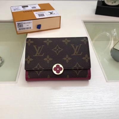 【LV頂級原單】Louis Vuitton M64587粉色 路易威登此款Flore短款錢夾以標誌性Monogram帆布搭配五彩繽紛的小牛皮，呈現出清新明麗的外觀。裹有皮革的Monogram Flower飾釘風格柔美，為