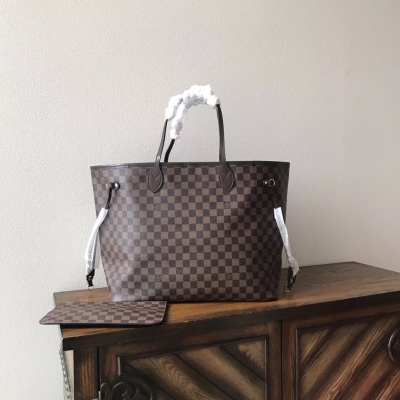 LV複刻版Louis Vuitton NEVERFULL 大號購物袋 路易威登N41357咖啡格紅裡 極具傳奇色彩的 Neverfull 手袋總是能夠滿足您對手提包的各種需要。 容量大卻不顯笨重，挺括而手感柔軟，居家出行