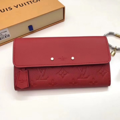 Louis Vuitton 此件Pont-Neuf長款錢夾風格柔美而現代，LV路易威登設計極為貼心：正面的拉鍊貼袋最大限度地優化了內部空間，同時勾勒出纖細精巧的造型。造型纖薄而空間寬敞，可放入一台智能手機。原版皮， 型號