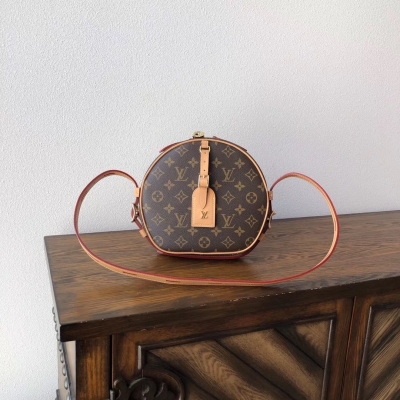 LV路易威登海外原單 Louis Vuitton BOITE CHAPEAU 手袋M52294 在2018秋冬系列中，女裝藝術總監Nicolas Ghesquière以經典帽盒為原型，推出優雅迷人的Boite Chape