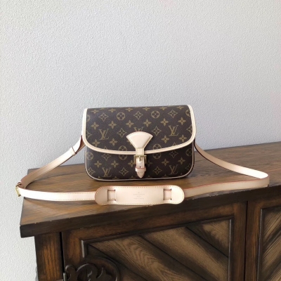 LV路易威登 頂級複刻 中古系列 中號手袋 Louis Vuitton M42250 採用 Monogram 帆布製作的中號手袋展現了路易威登自然的優雅氣質。 隨意斜挎更顯時尚感染力，精緻的牛皮飾邊勾勒出極富女人味的外形