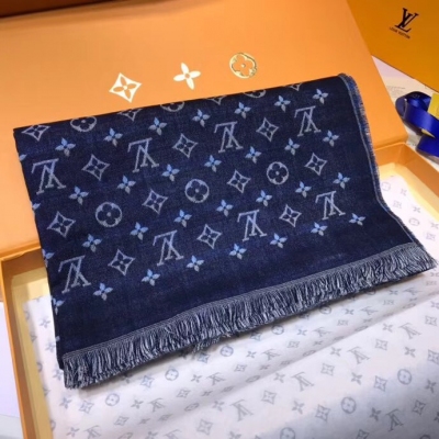 LV路易威登圍巾 專櫃原單 七彩字母雙面羊絨 Louis Vuitton 專櫃在售 頂級羊絨長巾 配以精美簡約Logo圖案組合成經典LV圖案 美麗至極 真的 上身極為襯膚色 百搭 60％sIlk 40％wool 70x