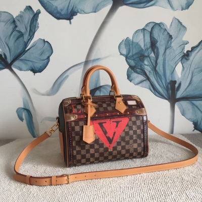 LV路易威登 SPEEDY 25 手袋 M52249 2018秋冬系列設計，Louis Vuitton 獨特的Damier格紋帆布使經典Speedy 25手袋煥發全新魅力光彩。視幻風格裝飾與漆繪旅行箱“貼紙”圖案致敬路易