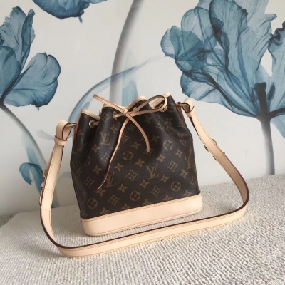 LV路易威登 最高版本noe bb水桶包 Louis Vuitton M40817獨家實拍！設計於 1932 年的經典 Noé 桶包以可愛的迷你款重新演繹。包底採用皮革加固設計，包身高度不到 9 英寸。這款由 Monog