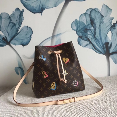 LV路易威登 M44369 Louis Vuitton 來自2019春季系列的NéoNoé手袋飾有鎖扣、鑰匙和花朵圖案：象徵著愛情與路易威登旅行傳統。金屬光圖案與經典的Monogram帆布渾然天成，為其百搭造型帶來“精雕