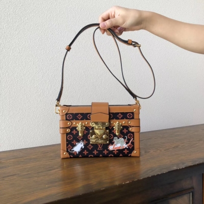 LV路易威登 PETITE MALLE手袋 Louis Vuitton 2019早春系列～柔軟Monogram面料+活潑可愛的貓犬圖案 配有可拆卸肩帶與經典S形搭扣 上身超百搭～型號：44437材質：頂級（海外原單）尺寸