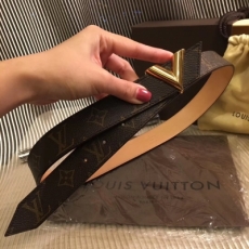 LV路易威登皮帶 M9019U ESSENTIAL 30 毫米 LOUIS VUITTON 時尚首飾的設計主題， 全新的 V 標誌已成為今日必備的時尚元素。 這款腰帶裁切成 V 形， 可為任何服飾增添風尚。