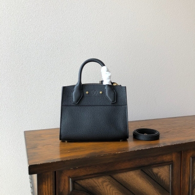 LV路易威登 CITY STEAMER 迷你手袋 LOUIS VUITTON M53804 2019 年春夏，路易威登為 City Steamer 迷你手袋的色調賦予新意：卡其綠與緋紅色點綴黑色粒面小牛皮，勾勒奪目線條。