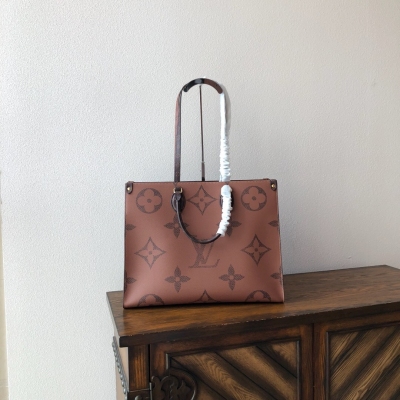 LV路易威登 M44576 ONTHEGO 手袋工作 購物或週末出遊 拎起 LOUIS VUITTON Onthego 手袋即刻出發 超大號 Monogram 印花對比迷你 Monogram 飾邊 搭配充裕內裏設計 前衛