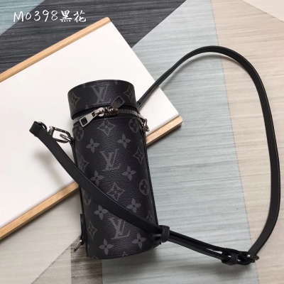 LV路易威登 黑花 水壺包 斜挎包 LOUIS VUITTON 此款由Monogram Eclipse帆布裁制而成的小號水壺包 風格內斂，是打造休閒造型的理想之選。肩帶與柔軟的包身確保背攜舒適度。