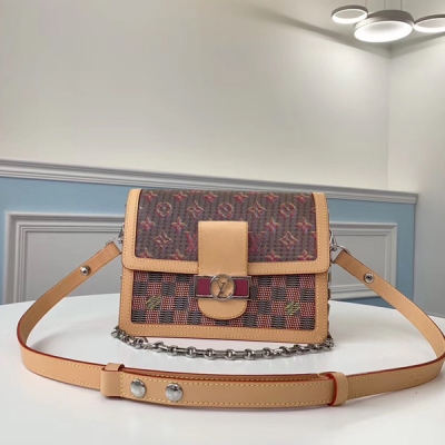 LV路易威登 頂級原單 LOUIS VUITTON M55452 DAUPHINE 中號手袋 M55452 到貨承襲 1970 年代的典藏風華，布紋花朵格子絲印郵差包 以柔軟小牛皮烘托 Monogram Pop 印花，在