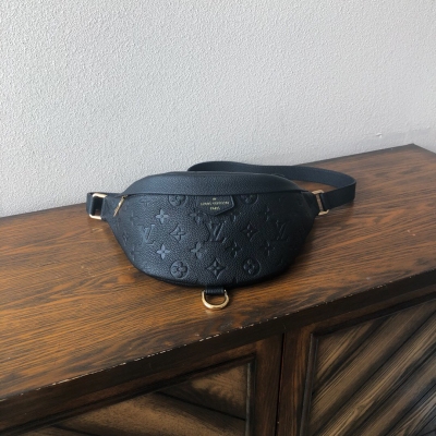 LV路易威登 原單 M43644白色/黑色 全皮 Louis Vuitton BUMBAG 胸包，圖案款可當腰包，單肩包 、斜挎 …多種攜帶方式，柔軟的Monogram面料 少女心爆棚的貼圖案設計 運動造型增添純正的時髦