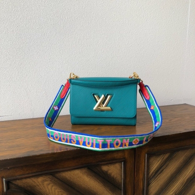 LV路易威登 新品 M50282粉織帶 Louis Vuitton 這款別致的小型手袋藏有一個秘密：它比實際看起來要大。寬肩帶絲印水波紋twist女包 設計巧妙的波紋狀包底為放置必需品提供了額外的空間。可變式鏈條手柄可以