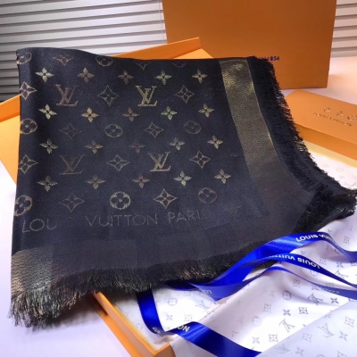 LV LOUIS VUITTON 路易威登方巾.日間與晚宴造型的理想搭配，此款披肩以Monogram花紋背景搭配明亮的Monogram 金銀線絲料工藝更顯柔美精緻質感。尺寸140*140cm