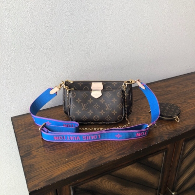 LV LOUIS VUITTON 路易威登 新品 Favorite 三件套M44823淺綠手袋以Monogram帆布製成的一款小巧輕便的三件套手袋可手提可斜挎搭配小掛包一包多用 它是你出席任何場合都可以攜帶的經典款式～尺