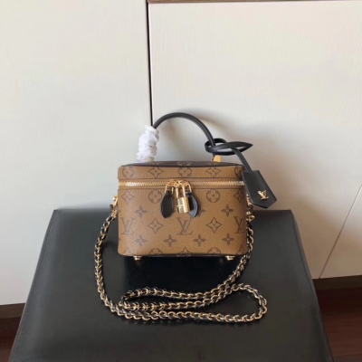 LV LOUIS VUITTON 路易威登 2020春夏款化妝包M42264 黃花配老花 此款的盥洗包是攜帶基本美容用品的個性之選！翻蓋內側的隱藏袋可存放優其貴重的私人物品！獨特的鏈子編織皮時尚潮流！尺寸！14-19-1