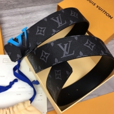 LV LOUIS VUITTON 路易威登腰帶 男士最新頂級原單腰帶 寬度40毫米 全新漸變色效果字母搭扣 展現獨特的氣息 皮帶一面為訂製專用帆布 一面為小牛皮 雙面可用