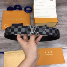 LV LOUIS VUITTON 路易威登皮帶 今季新品 男士原單腰帶 寬度40毫米 雙面可用腰帶 一面為銀灰色壓花 一面為黑色壓花 均為小牛皮製作而成 配置新型工藝字母搭扣 LV