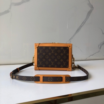 LV LOUIS VUITTON路易威登 SOFT TRUNK 手袋M44660，Soft Trunk 郵差包致敬硬箱製造歷史，以皮革邊角、掛鎖和 S-lock 鎖扣傳遞品牌檔案的經典格調。柔軟的延展性結構搭配可調節肩帶