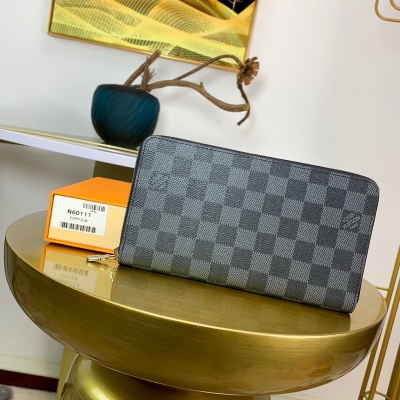 LV LOUIS VUITTON路易威登 新內裡！N60111 黑格 ZIPPY ORGANIZER 拉鍊錢夾 由經典Damier Ebene帆布裁制而成的Zippy Organizer拉鍊錢夾，極為緊致小巧的造型，兼具