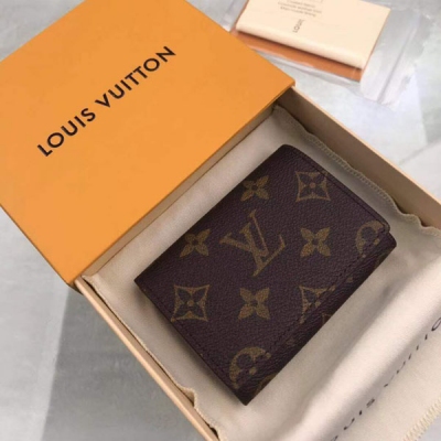 LV LOUIS VUITTON路易威登 M68905 特別介紹 海外特供（專櫃貨） 為向品牌的根源致敬，路易威登男裝創意總監Virgil Abloh在本季用標誌性Monogram塗層帆布打造出實用的新款口袋錢夾。這款口