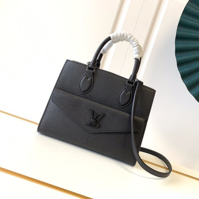 LV LOUIS VUITTON路易威登 M55845 M55818 LOCKME TOTE 小號手袋 Lockme Tote 小號手袋展現經典傳承設計與當代實用主義的融合。軟粒面小牛皮呈現雅致廓形，LV 旋扣注入潮流氣