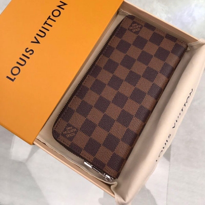 LV LOUIS VUITTON路易威登 N61207 特別介紹 海外特供（專櫃貨） 這款男士豎款拉鍊錢夾以耐磨的帆布製成，氣質優雅。多個實用的口袋和隔層設計可輕鬆容納現金、信用卡和零錢。尺寸：20X10cm