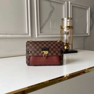 LOUIS VUITTON SAINT PLACIDE 手袋 N40109標誌性的Damier Ebène 帆布的獨特設計搭配柔軟的小牛皮和優雅褶皺，令這款適合日裝到晚裝搭配的多用手袋極具風格。金色鏈條設計，可折疊成短肩