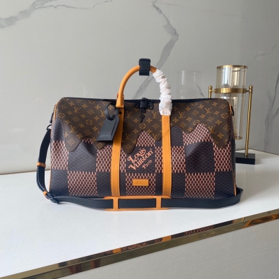 LOUIS VUITTON 複刻版M40360 這款合作款的KEEPALL，在維持經典包型的基礎上做了包身跟背帶的撞色處理，大塊棋盤格的設計吸睛又高級，跟經典款比起來顯得活力十足。尺寸50*29*23cm