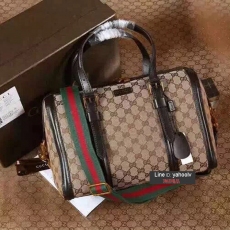 Gucci 最新官方網同款型號381044杏布2色（土黃，咖啡）此款lady web圓筒包採用跨越季節的造型，飾以超大拉鍊和可拆卸標誌織帶，採用原版拋光五金定做心絕非市場上那些濫竽充數的普通貨！經得請專櫃考驗的產品都是實